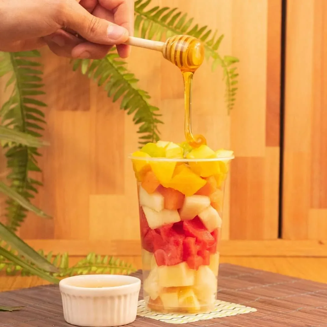 Copo de frutas frescas preparado no Villa Saudável